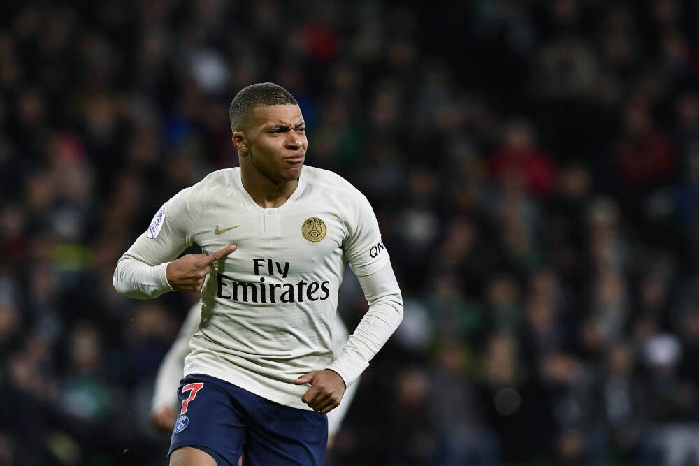 普通黑开衫+破洞牛仔裤，凭什么穿出高级感？